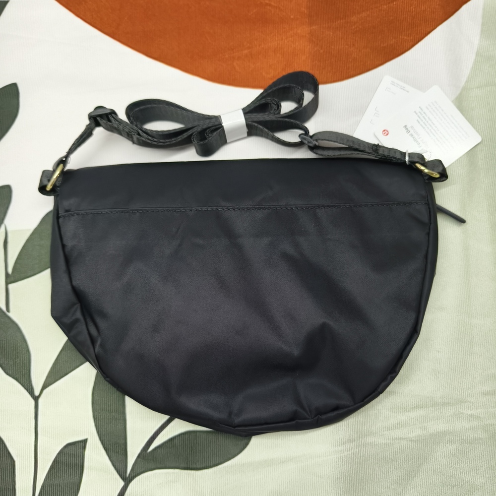 🍒Lululemon All Night Festival Bag 5L - Black w/ Gold Hardware Crossbody - Picture 2 of 4